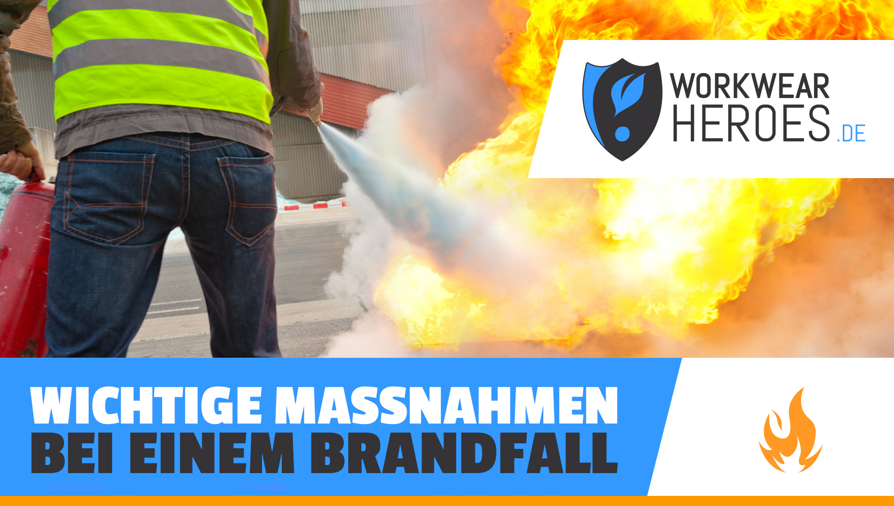 Ein Mann löscht ein Feuer mit einem Feuerlöscher.