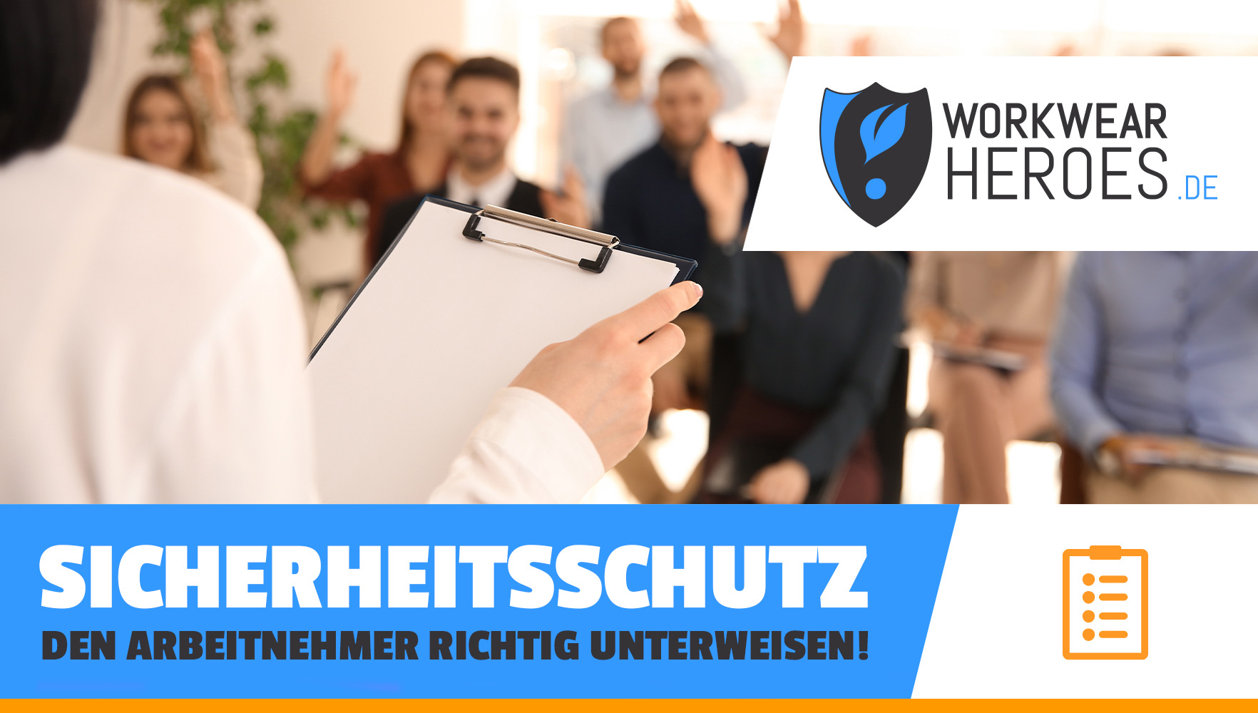 Eine Frau mit einem Klemmbrett vor einer Gruppe Menschen.