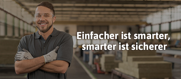 Handwerker mit Schutzbrille und Handschuhen lächelt in die Kamera. Neben ihm steht: Einfacher ist smarter - smarter ist sicherer.