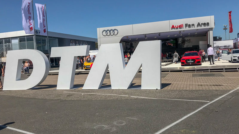 DTM Logo Aufsteller vor der Audi Dan Area.