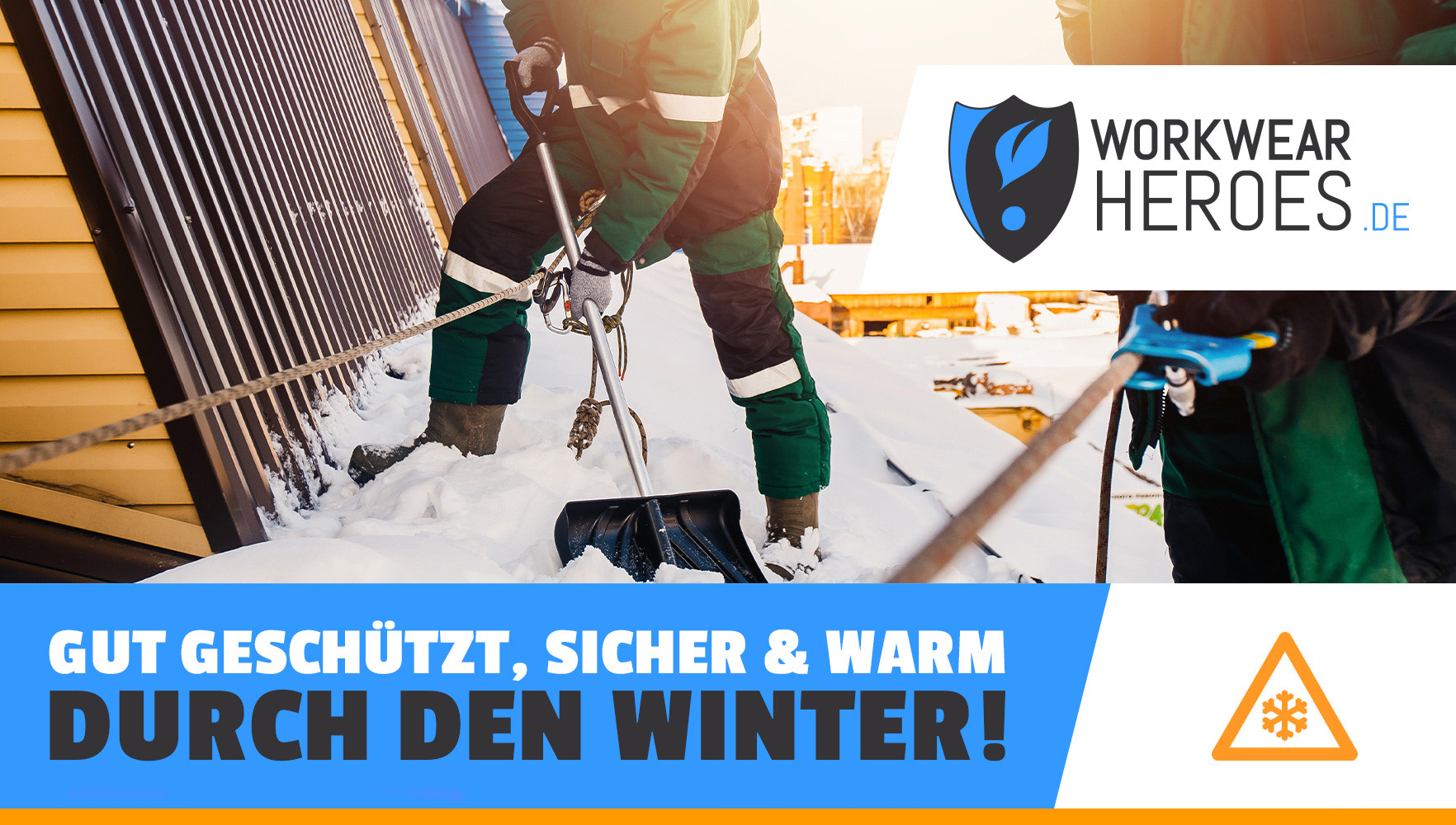 Ein Mann in Schutzkleidung schaufelt hohen Schnee auf einem Dach. Er ist mit einer Absturzsicherung gesichert..