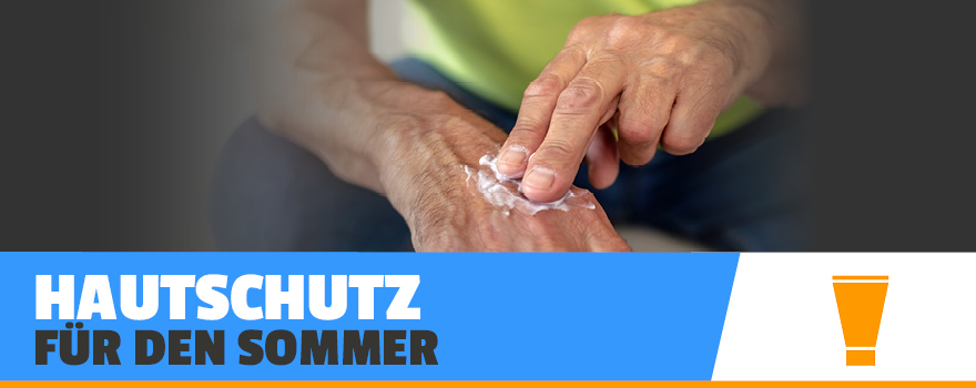 Nahaufnahme von Händen die Creme auftragen -  zur Themenwelt Hautschutz für den Sommer.