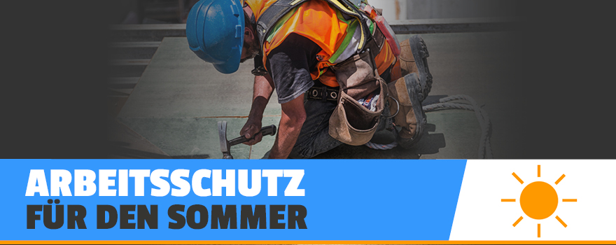 Ein Bauarbeiter in Sicherheitskleidung und Helm, der im Sonnenschein kniet und arbeitet - zur Themenwelt Arbeitsschutz für den Sommer.